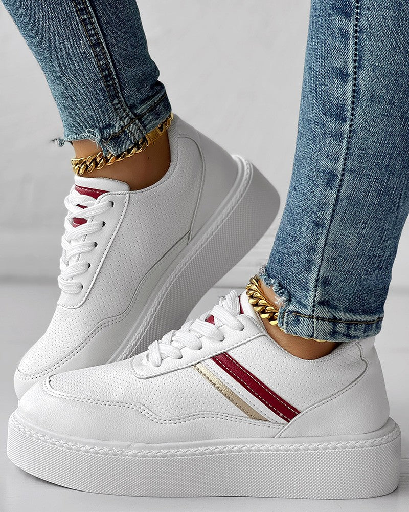 Elegante en gedetailleerde ondersteunende sneakers