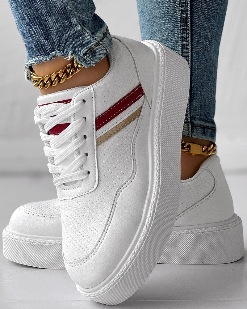 Elegante en gedetailleerde ondersteunende sneakers