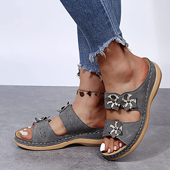 Uitgeholde sandalen met bloemen