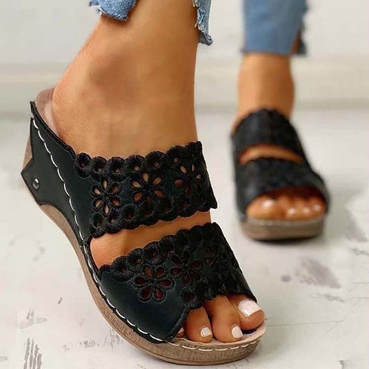 Sandalen met borduursel en voetbed