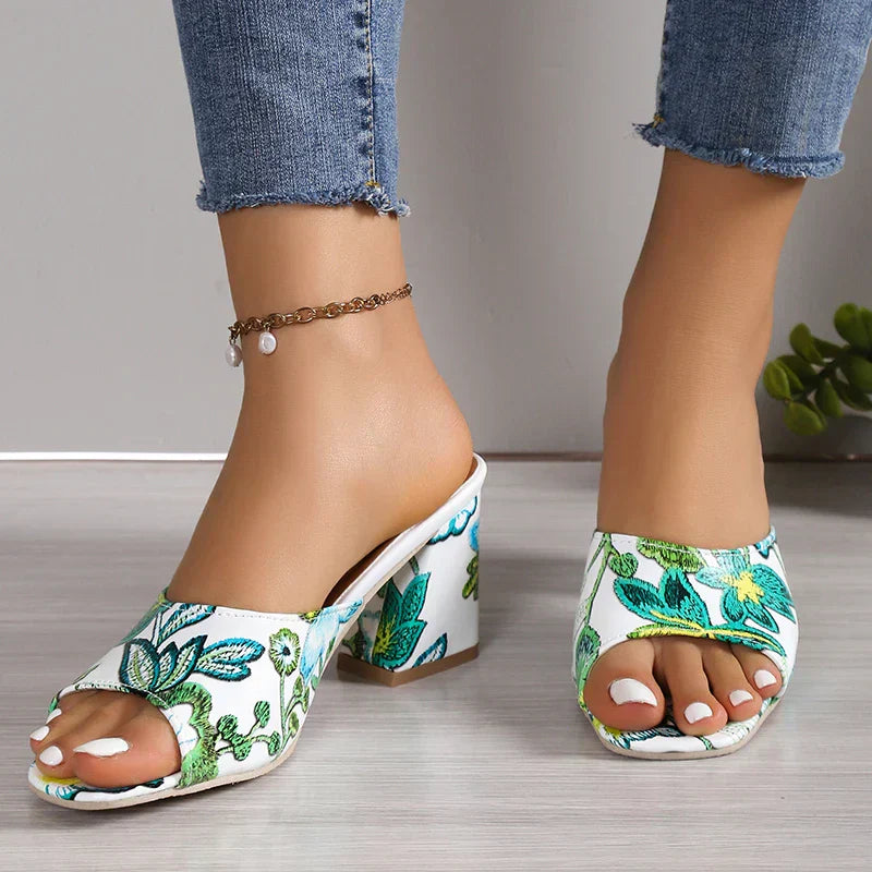 Sandalen met open teen en modieuze print