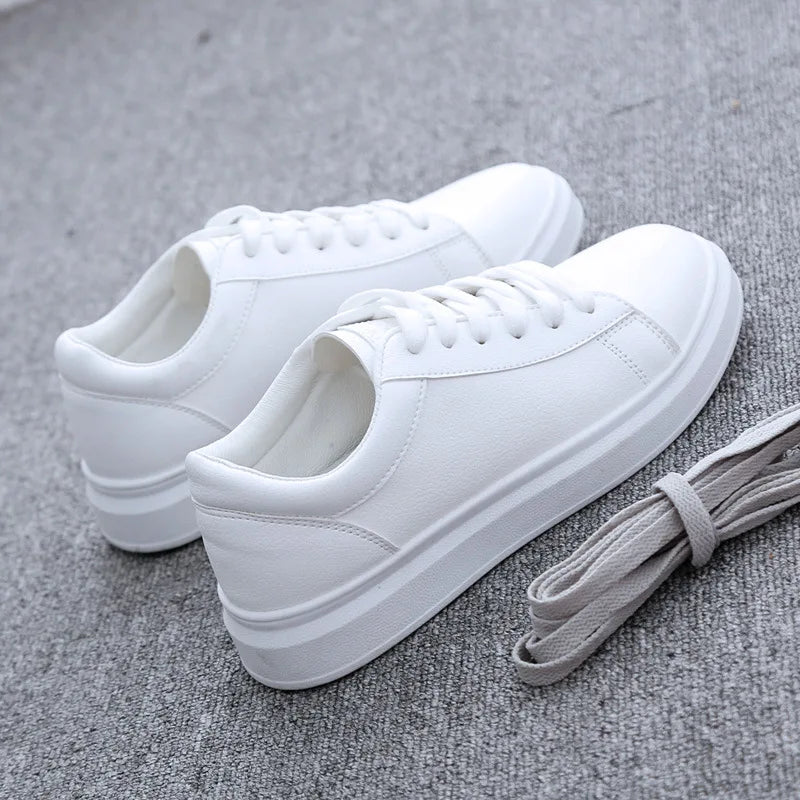 Moderne en trendy witte sneakers