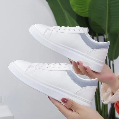 Moderne en trendy witte sneakers