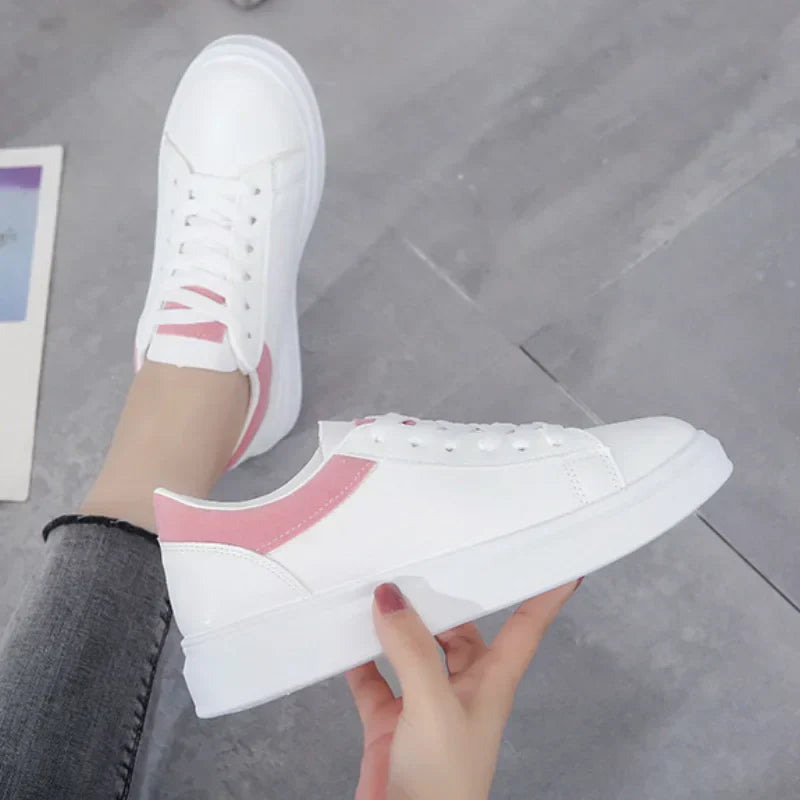 Moderne en trendy witte sneakers