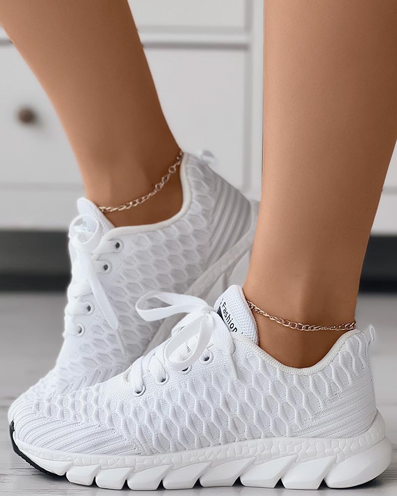 Elegante en gedetailleerde ondersteunende sneakers