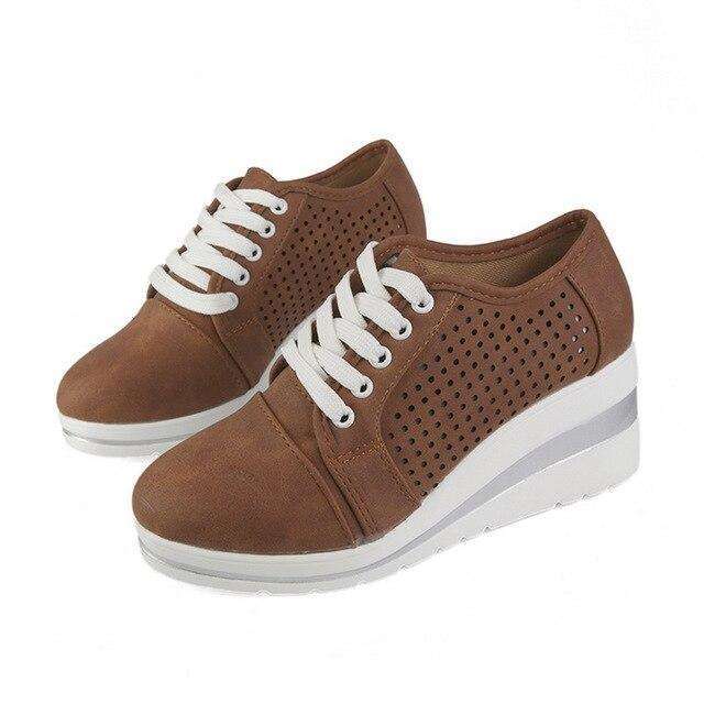 Ademende sleehak sneakers