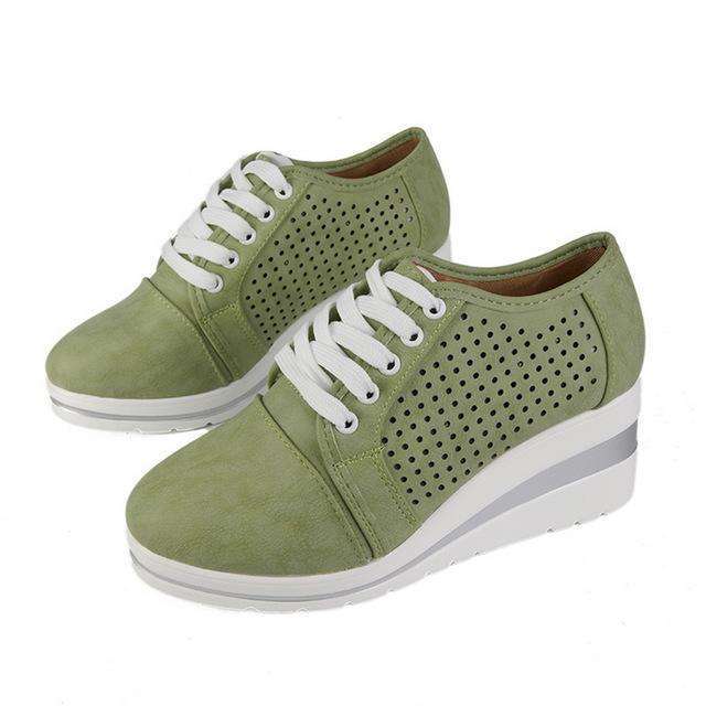 Ademende sleehak sneakers