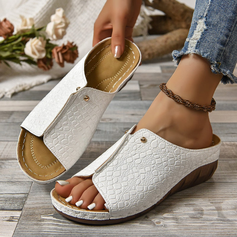 Sandalen met sleehak en patroon